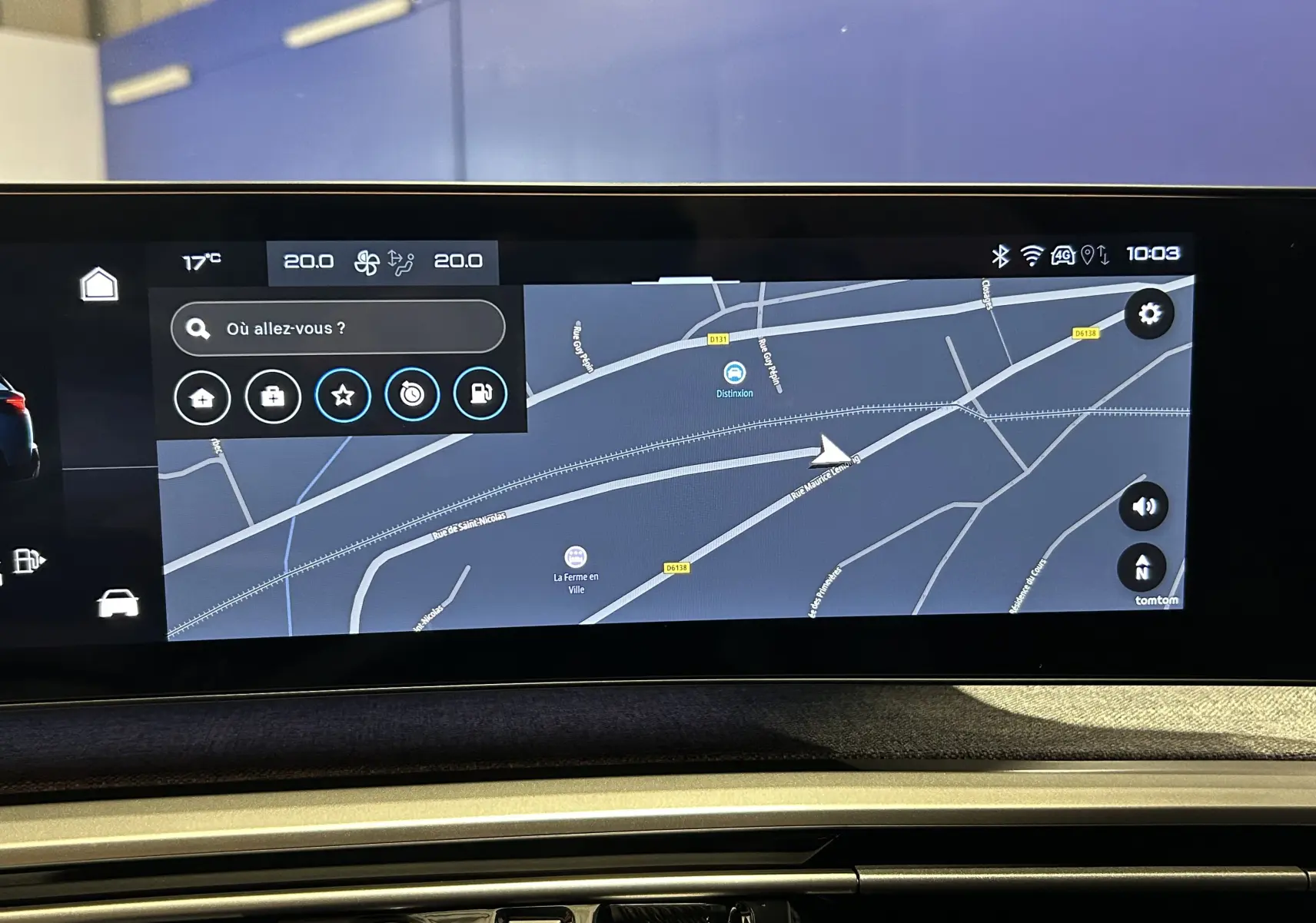 Écran central du tableau de bord du Peugeot 5008 Hybrid blanc, affichant la navigation GPS en mode nuit.