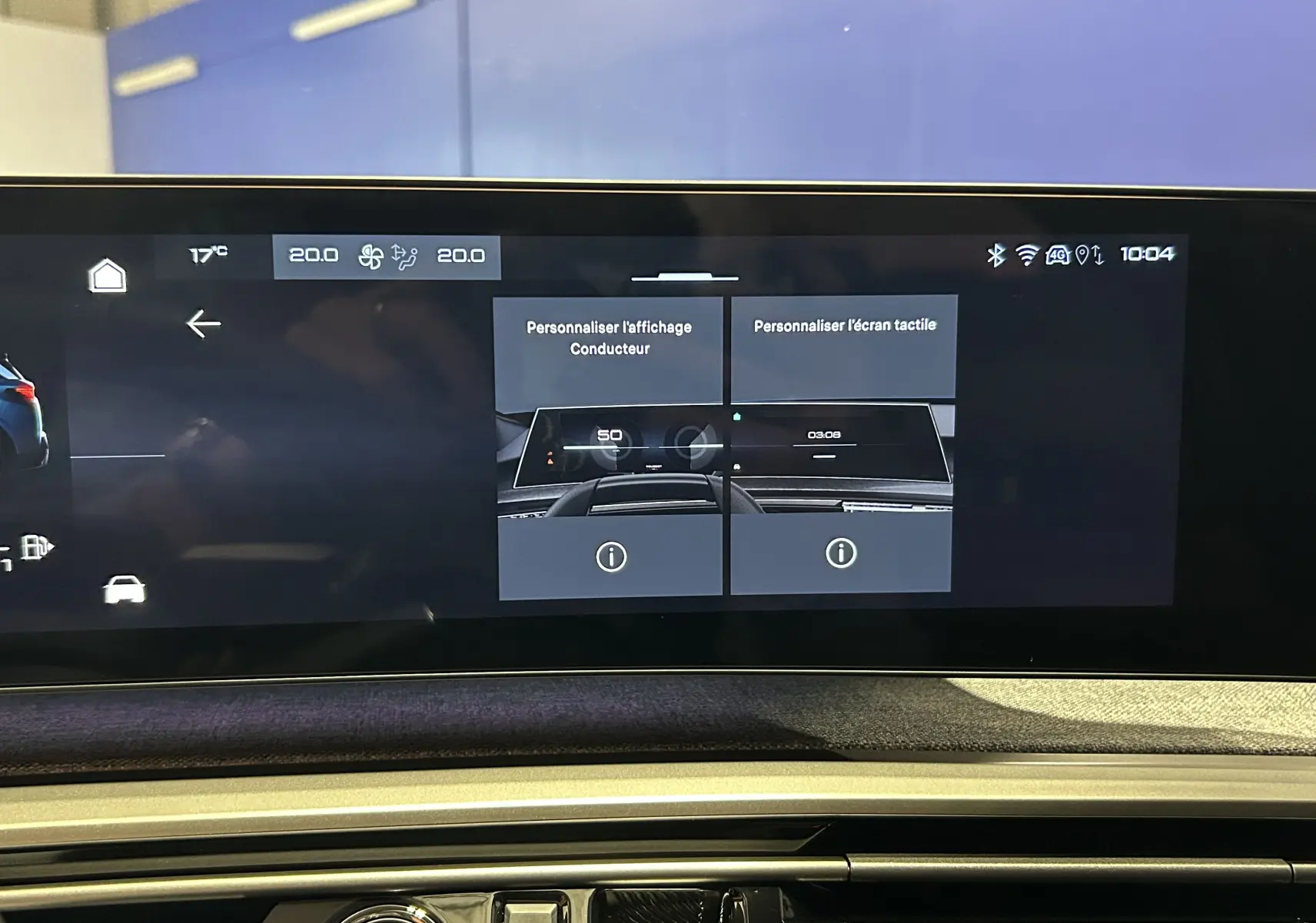 Écran tactile central du tableau de bord du Peugeot 5008 Hybrid blanc, affichant les options de personnalisation.