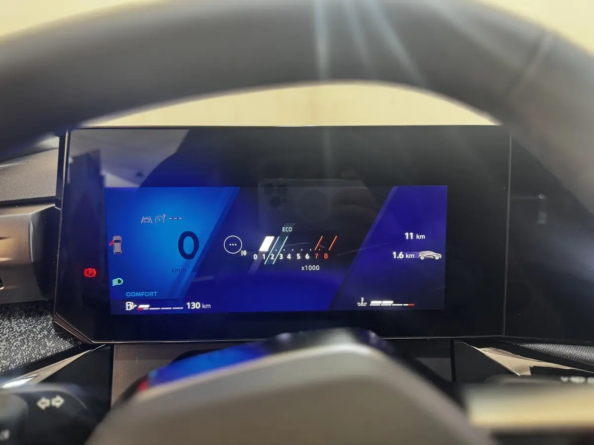 Vue du combiné d'instruments numérique bleu de la Renault Clio Techno TCe 115 ch 2026, affichage multifonctions.