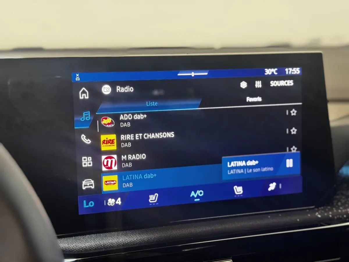 Écran tactile central de la Renault Clio Techno TCe 115 2026 affichant les stations radio DAB, vue intérieure.