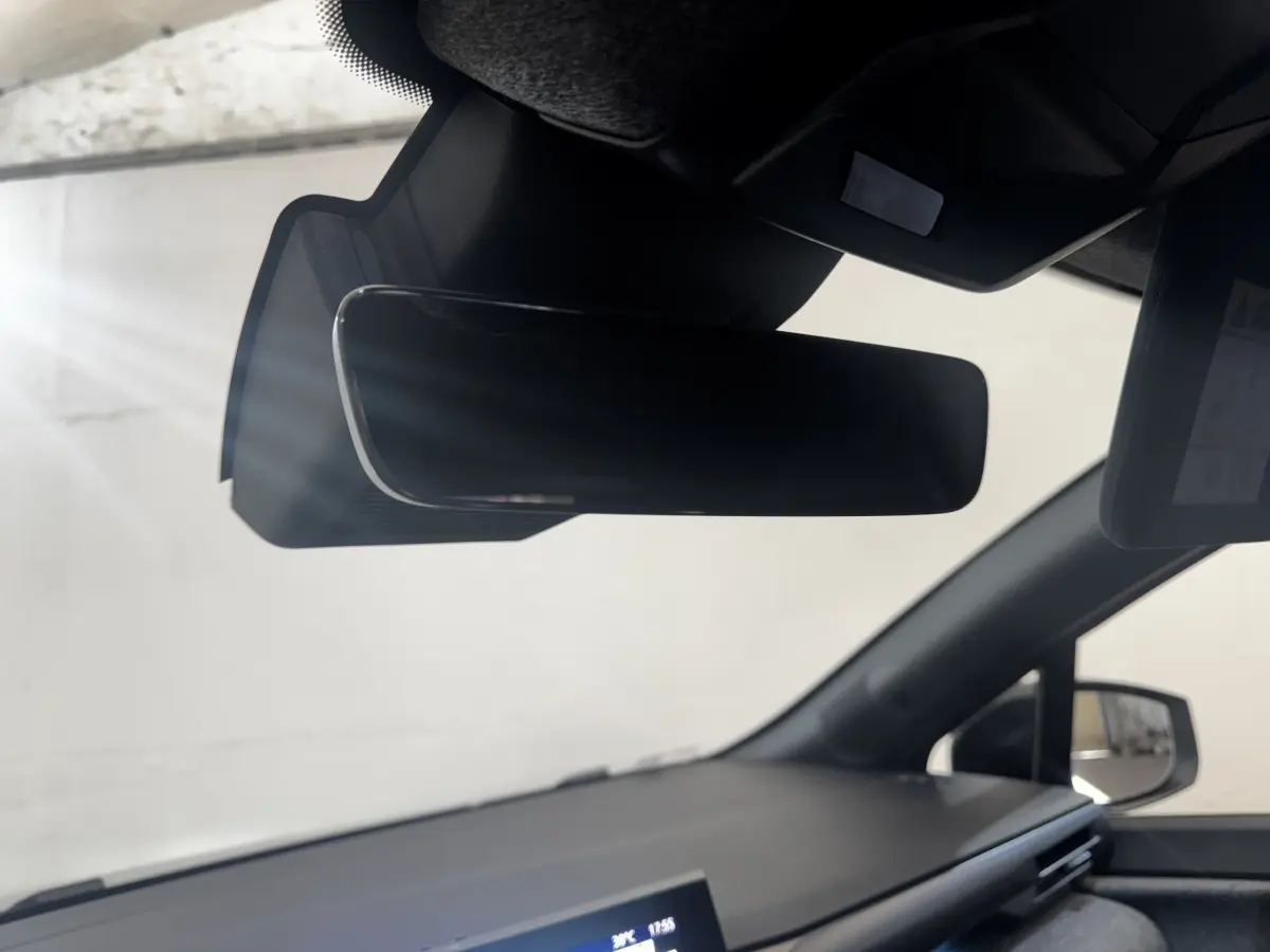 Vue intérieure du rétroviseur central et tableau de bord noir d'une Renault Clio Techno gris clair 2026.