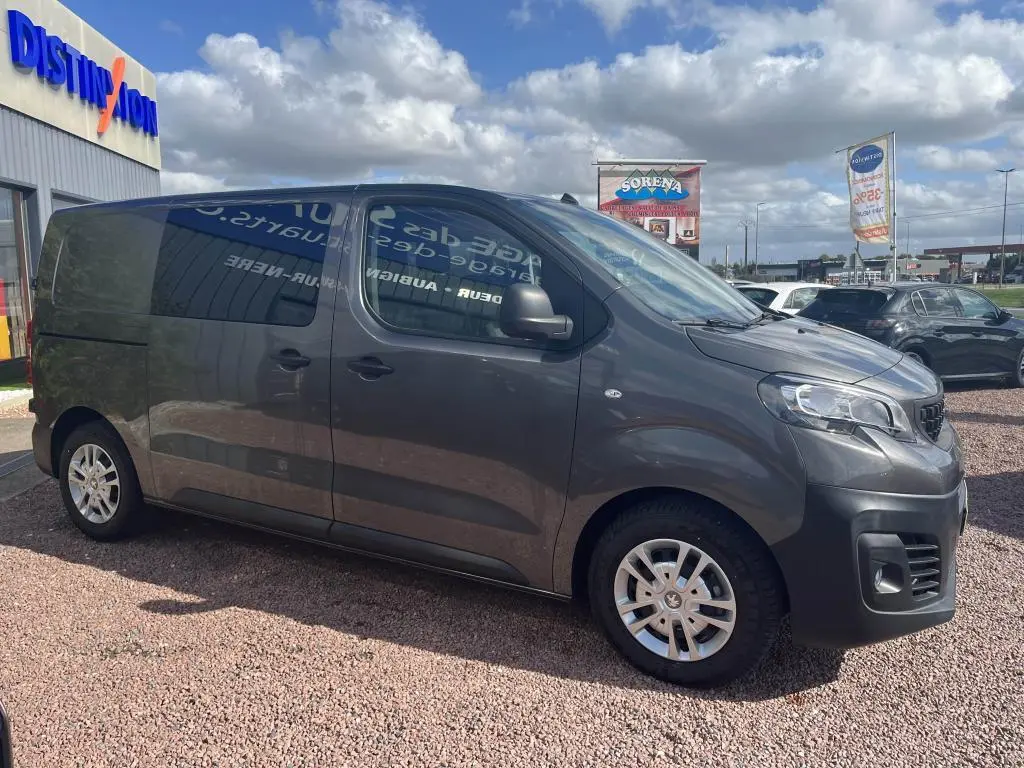 Vue de profil côté gauche du Peugeot Expert Fourgon gris platinium métal avec porte latérale coulissante et jantes tôles 16 pouces.