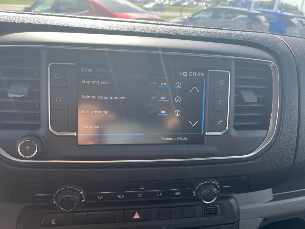 Écran tactile central du tableau de bord du Peugeot Expert Fourgon gris platinium, affichant les réglages d'aide à la conduite.