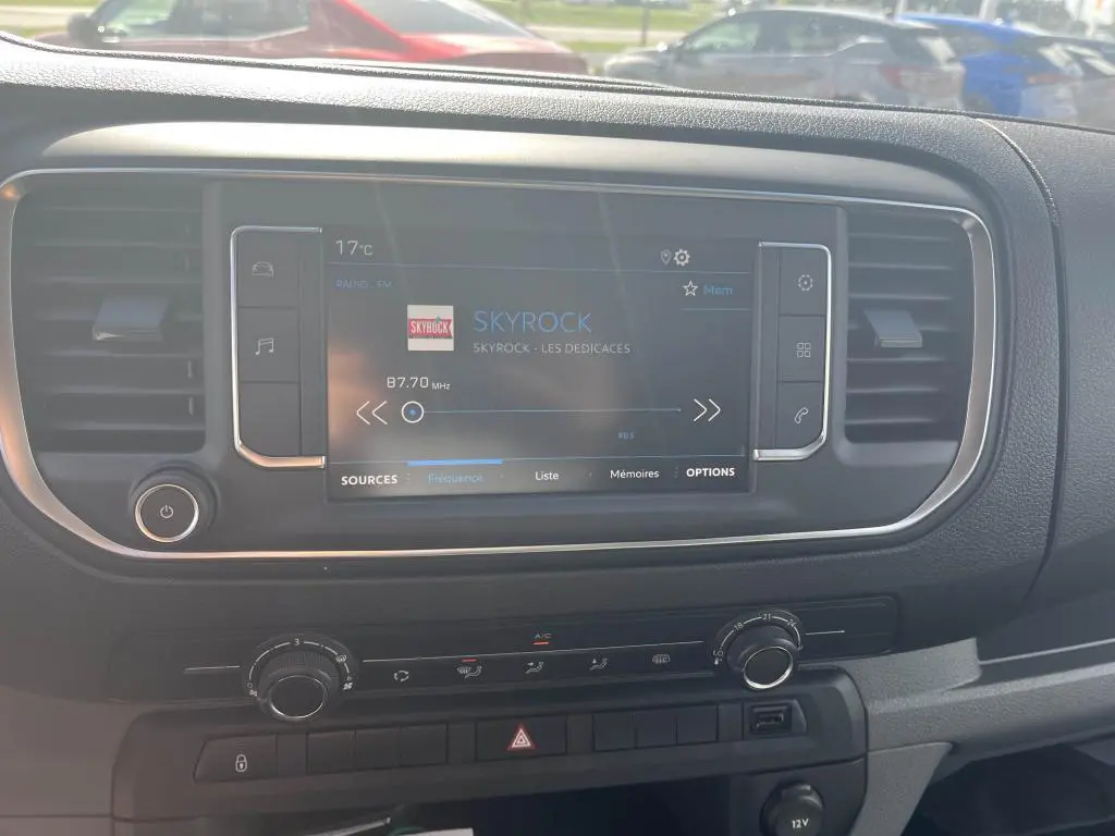 Tableau de bord du Peugeot Expert Fourgon 2023 avec écran tactile radio et commandes de climatisation visibles.