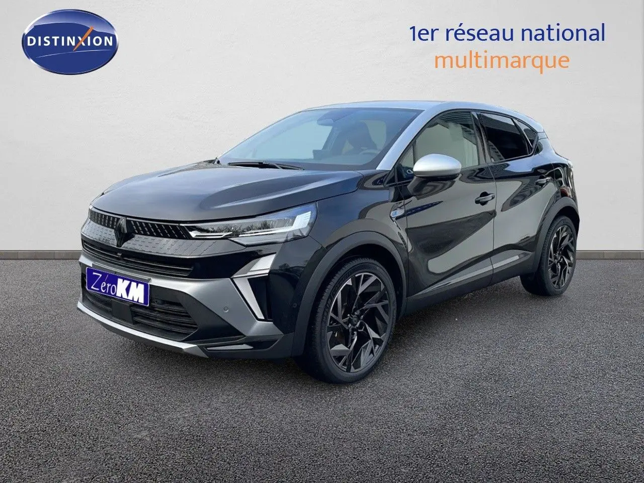 Renault Captur E-Tech hybride 2025 noir étoile avec toit gris, vue 3/4 avant droit soulignant ses jantes noires distinctives.