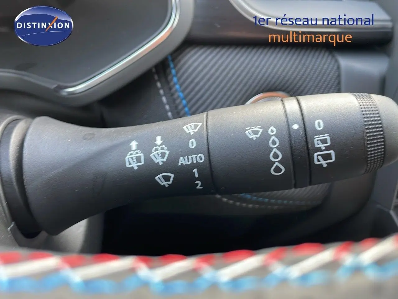 Gros plan sur la commande d'essuie-glace du Renault Captur noir étoile métal avec toit gris, version hybride 2025.