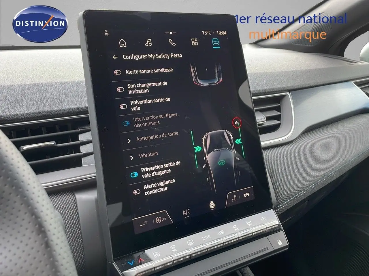 Écran tactile central du tableau de bord du Renault Captur E-Tech hybride 2025, ambiance intérieure moderne et noire.