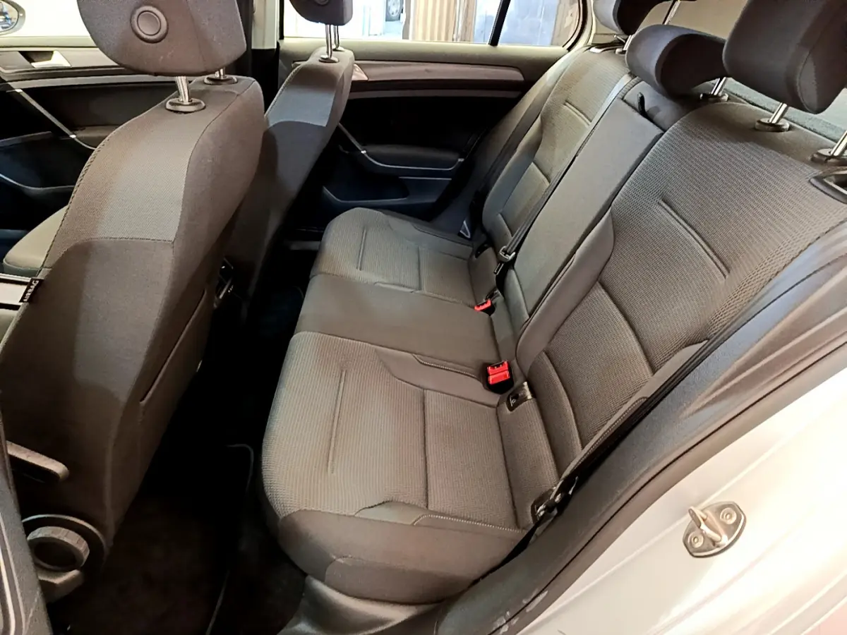 Vue intérieure côté droit sur la banquette arrière grise tissu d'une Volkswagen Golf 1.6 TDI 2019