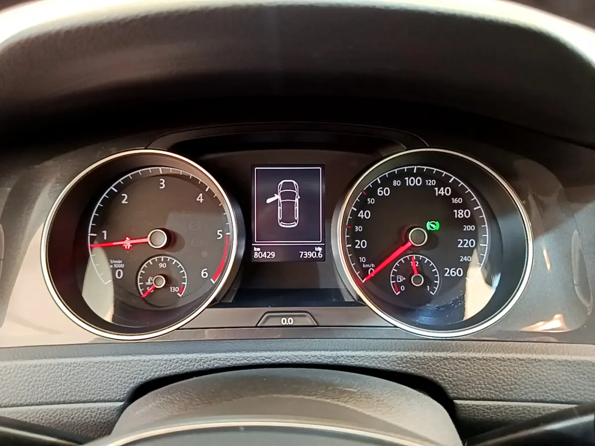 Tableau de bord de Volkswagen Golf gris clair 2019, vue frontale centrée sur les compteurs et écran digital.