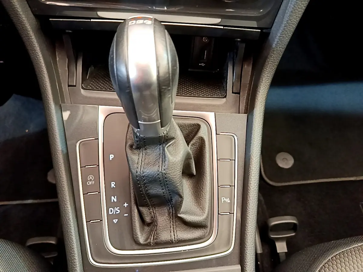 Le levier de vitesse automatique DSG7 en cuir noir de la Volkswagen Golf 1.6 TDI 115 Confort Business, vue intérieure rapprochée.