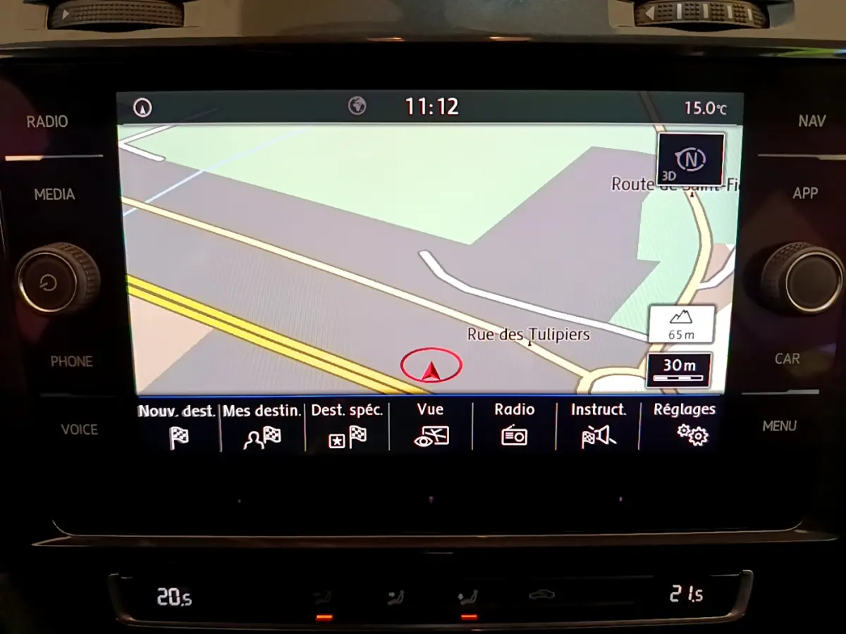 Écran tactile central du système de navigation de la Volkswagen Golf 1.6 TDI 2019 affichant une carte avec options de menu.