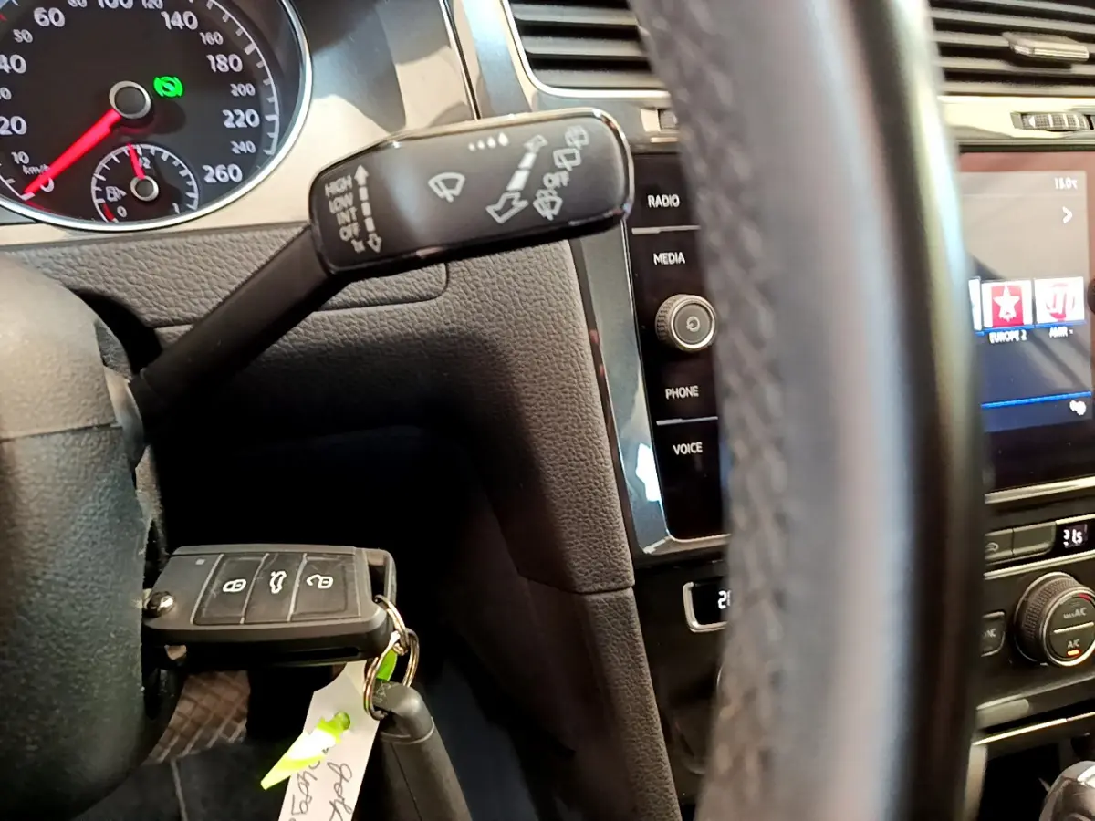 Gros plan sur la colonne de direction et clé de contact dans l’habitacle d’une Volkswagen Golf 1.6 TDI 2019.