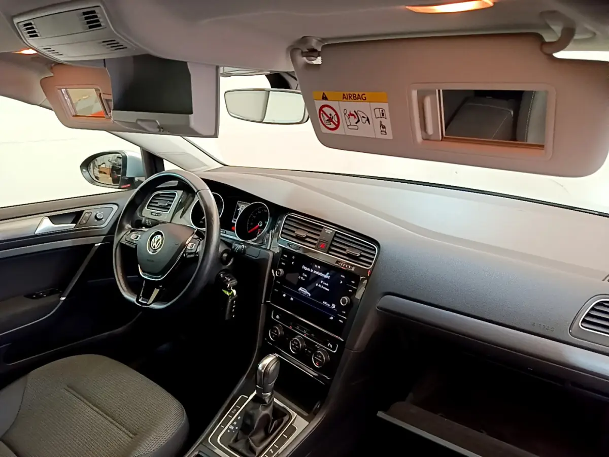 Intérieur de Volkswagen Golf gris clair 2019 vu côté conducteur, tableau de bord avec écran tactile et volant cuir multifonctions.