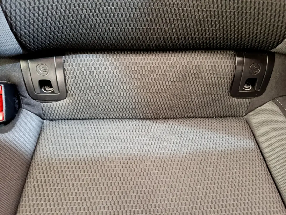 Gros plan sur l'assise arrière grise de la Volkswagen Golf 1.6 TDI 115 DSG7 avec fixations Isofix visibles.