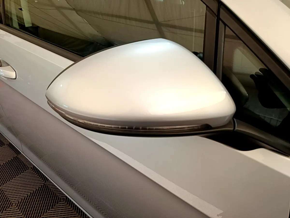 Gros plan sur le rétroviseur droit gris clair d'une Volkswagen Golf 1.6 TDI 115 DSG7 Confort Business 2019.