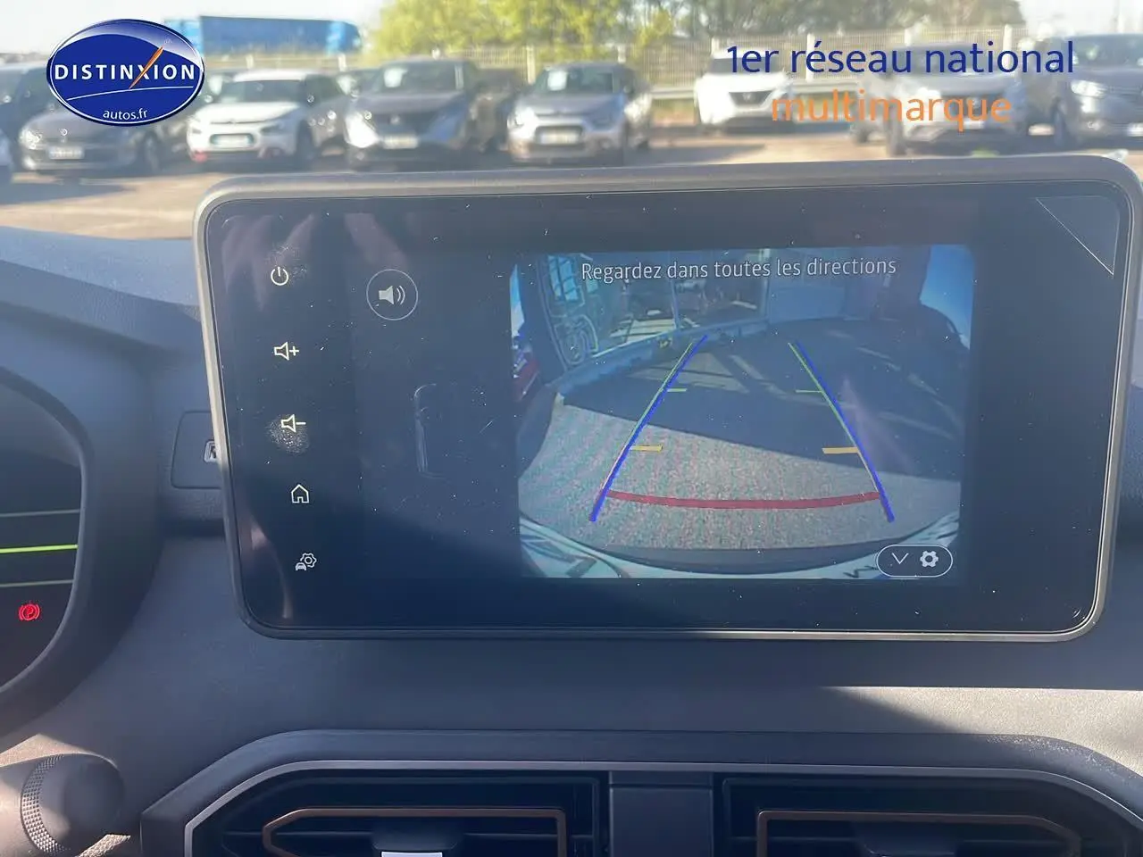 Écran tactile intérieur montrant la caméra de recul du Dacia Jogger noir nacré, avec vue arrière et lignes de guidage colorées.