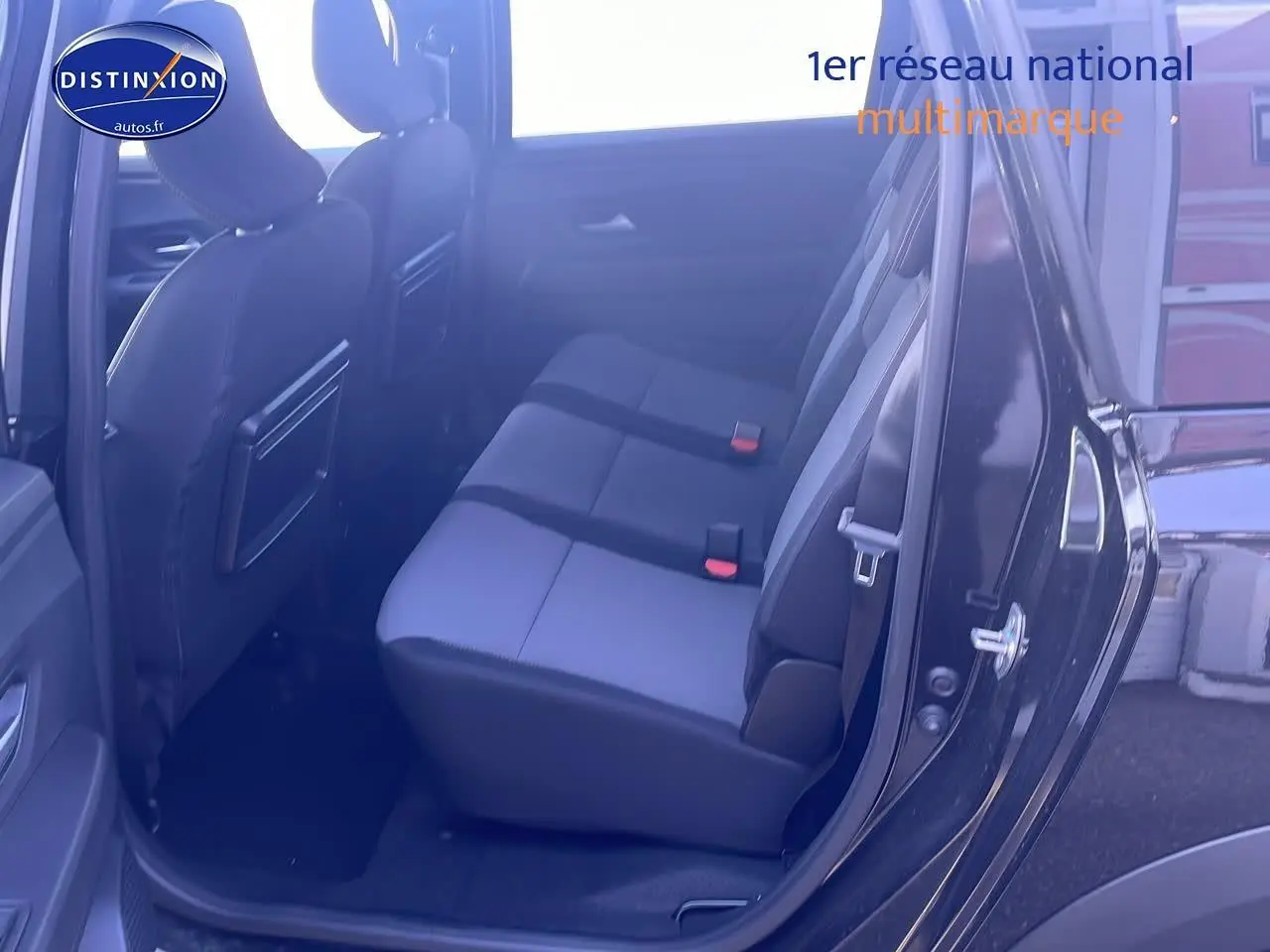 Vue intérieure côté droit montrant la banquette arrière grise et noire du Dacia Jogger 1.6 hybrid 140 Extreme noir nacré 2024.