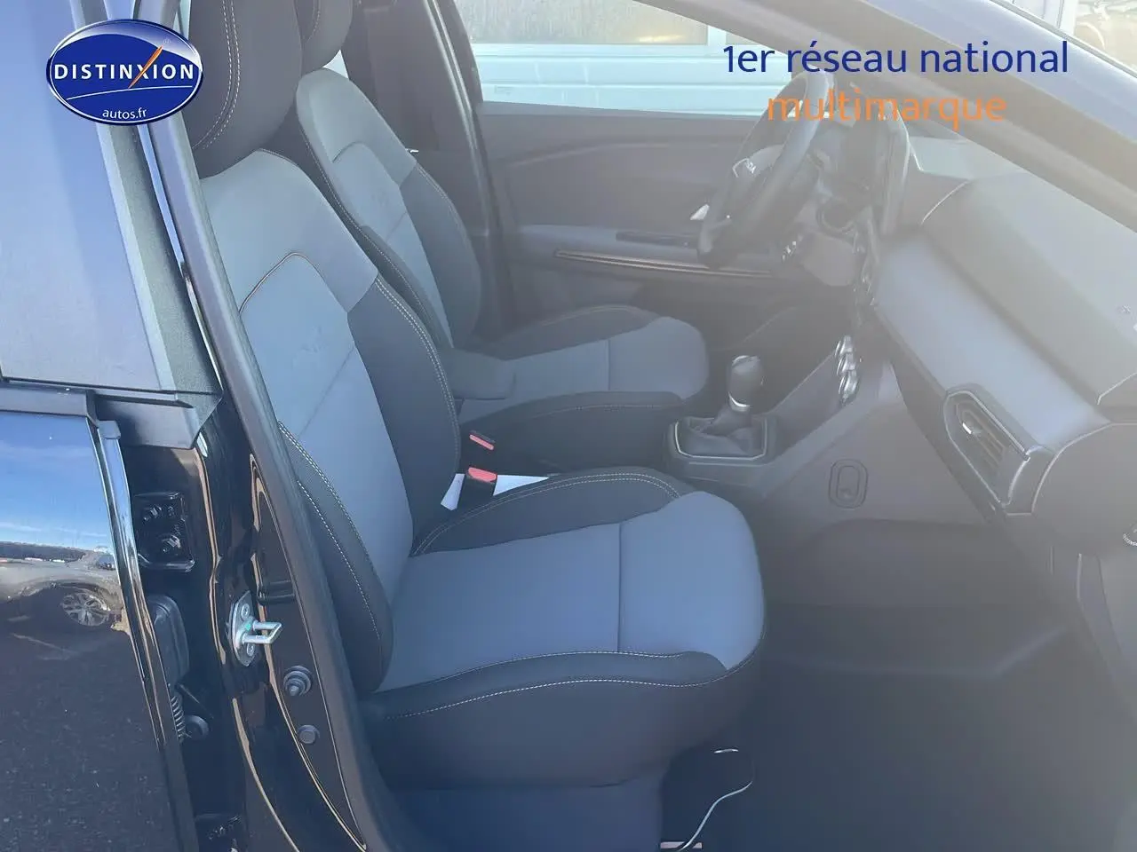 Vue intérieure côté gauche du DACIA JOGGER noir nacré 2024, montrant les sièges avant et le tableau de bord.