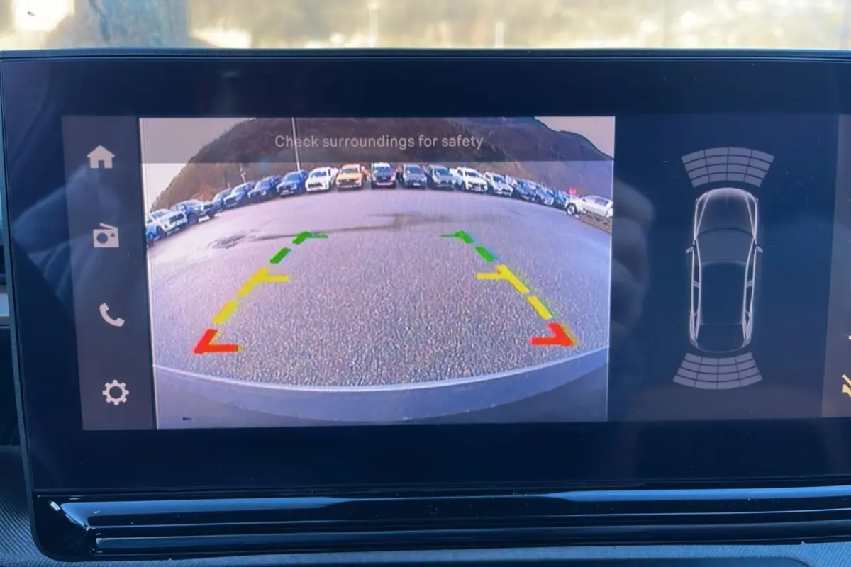 Écran tactile de la Citroën C3 Aircross 2025 affichant la caméra de recul et les capteurs de stationnement.