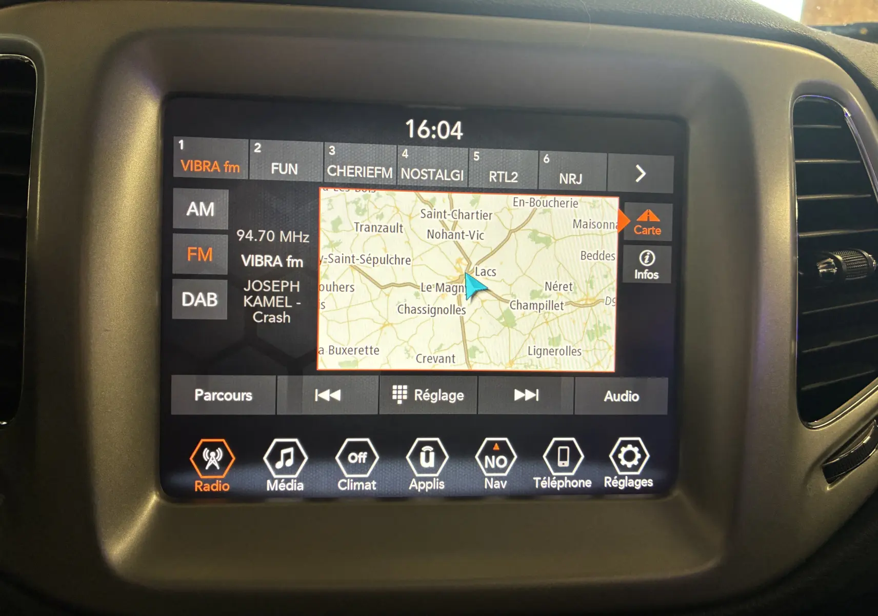 Écran tactile central du Jeep Compass Longitude 2021 montrant la navigation GPS et les options radio en intérieur noir.