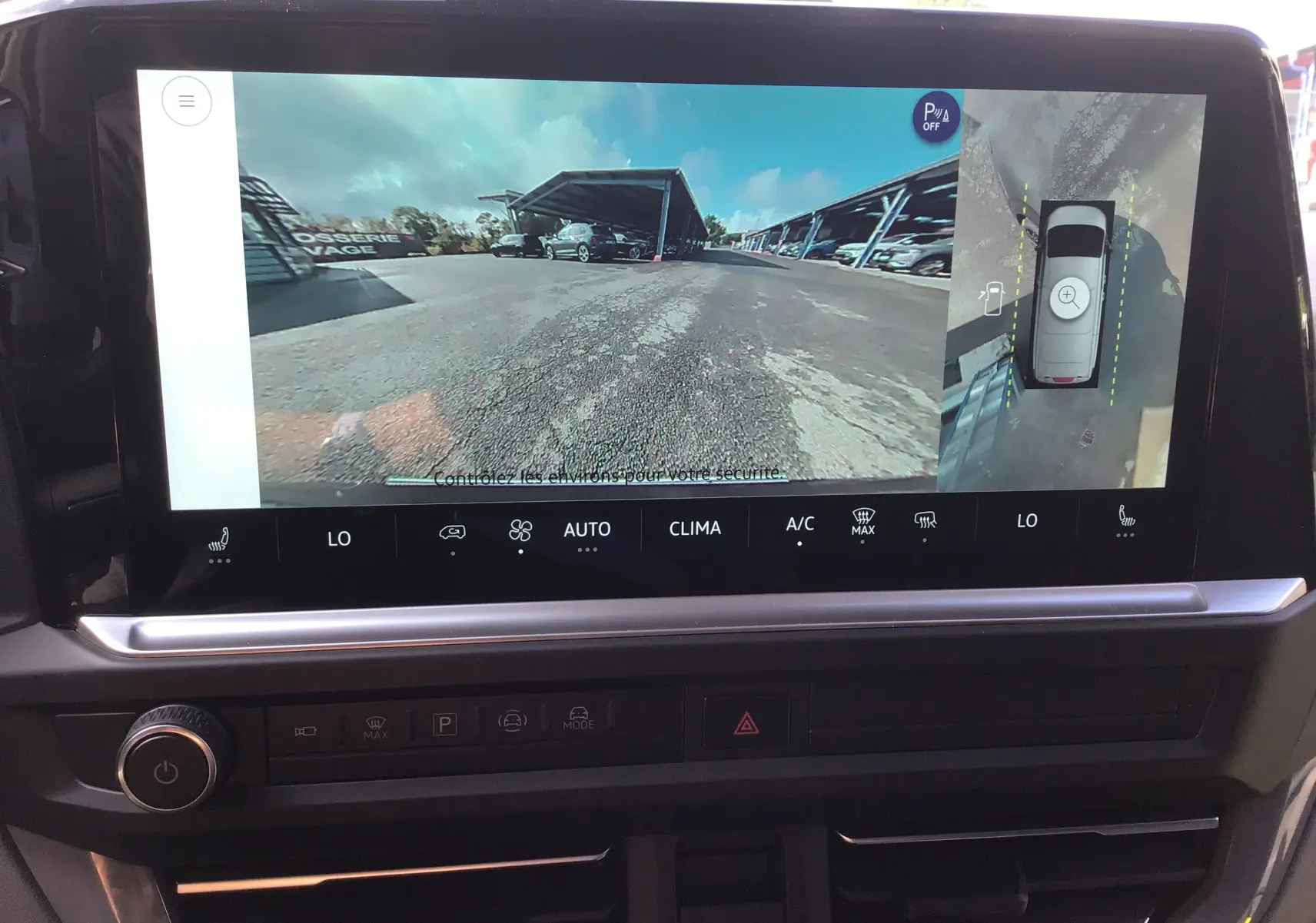Écran tactile intérieur du Volkswagen Transporter ProCab 2025 montrant la vue panoramique Area View en marche arrière.