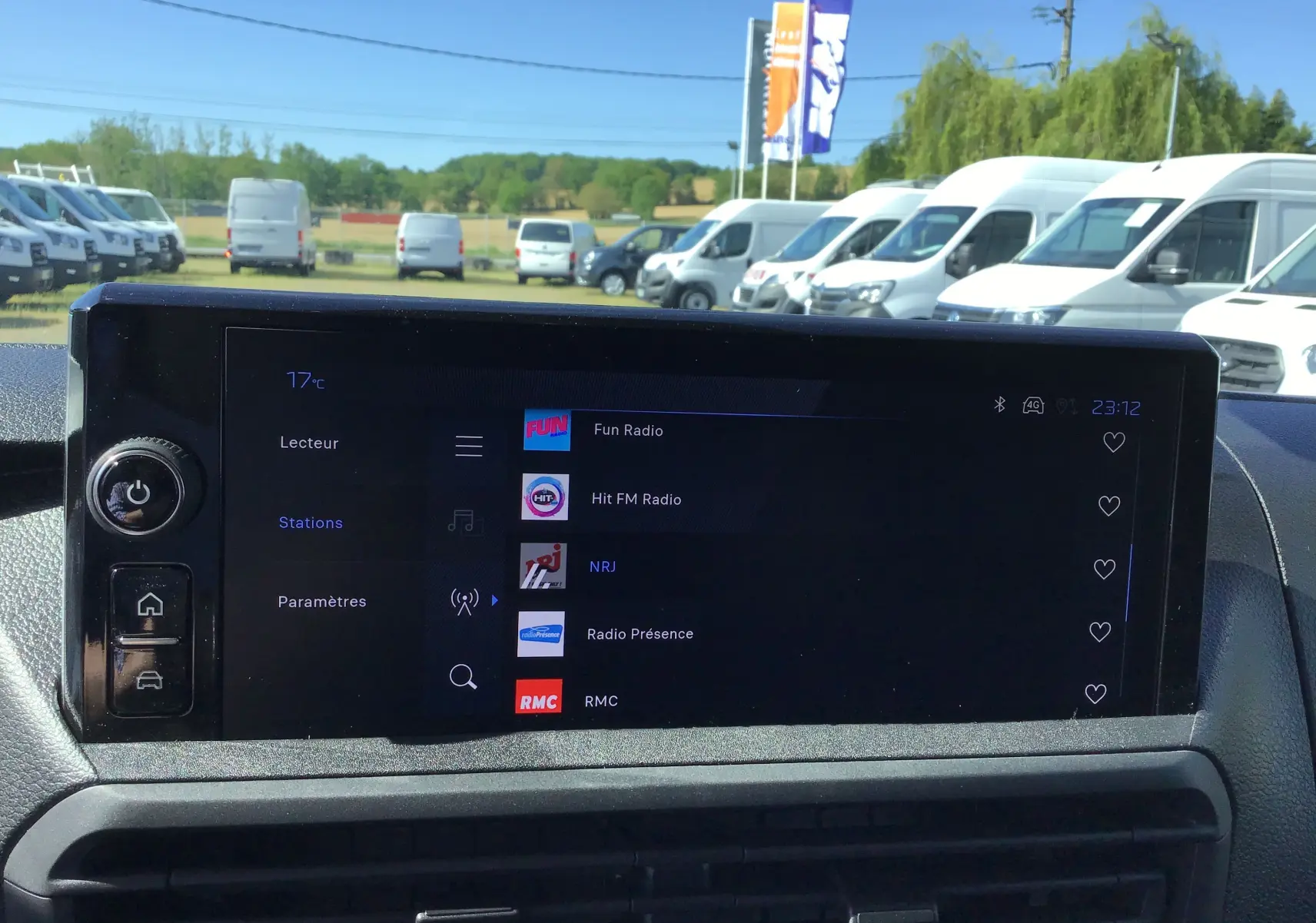 Écran tactile central du Peugeot Expert Fourgon blanc 2025 affichant les stations radio en extérieur lumineux.