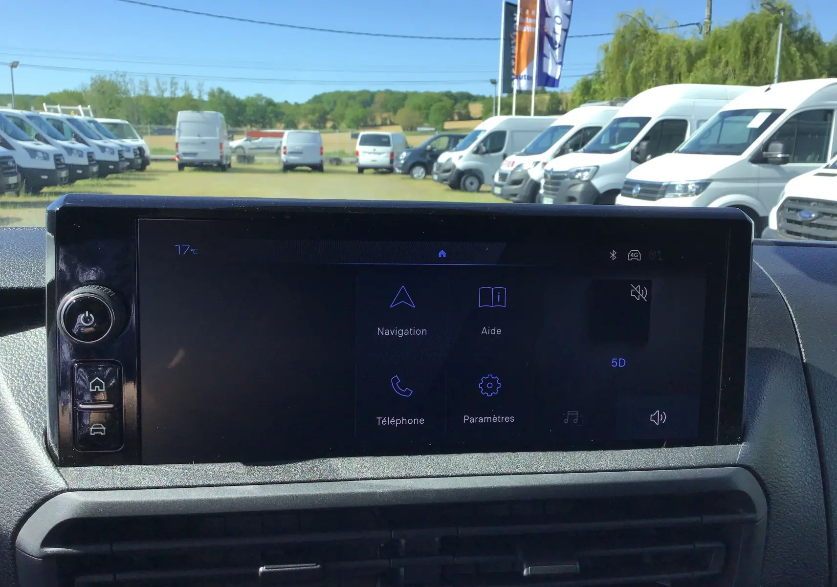 Écran tactile central du Peugeot Expert Fourgon 2025 montrant le menu de navigation et connectivité, intérieur noir.