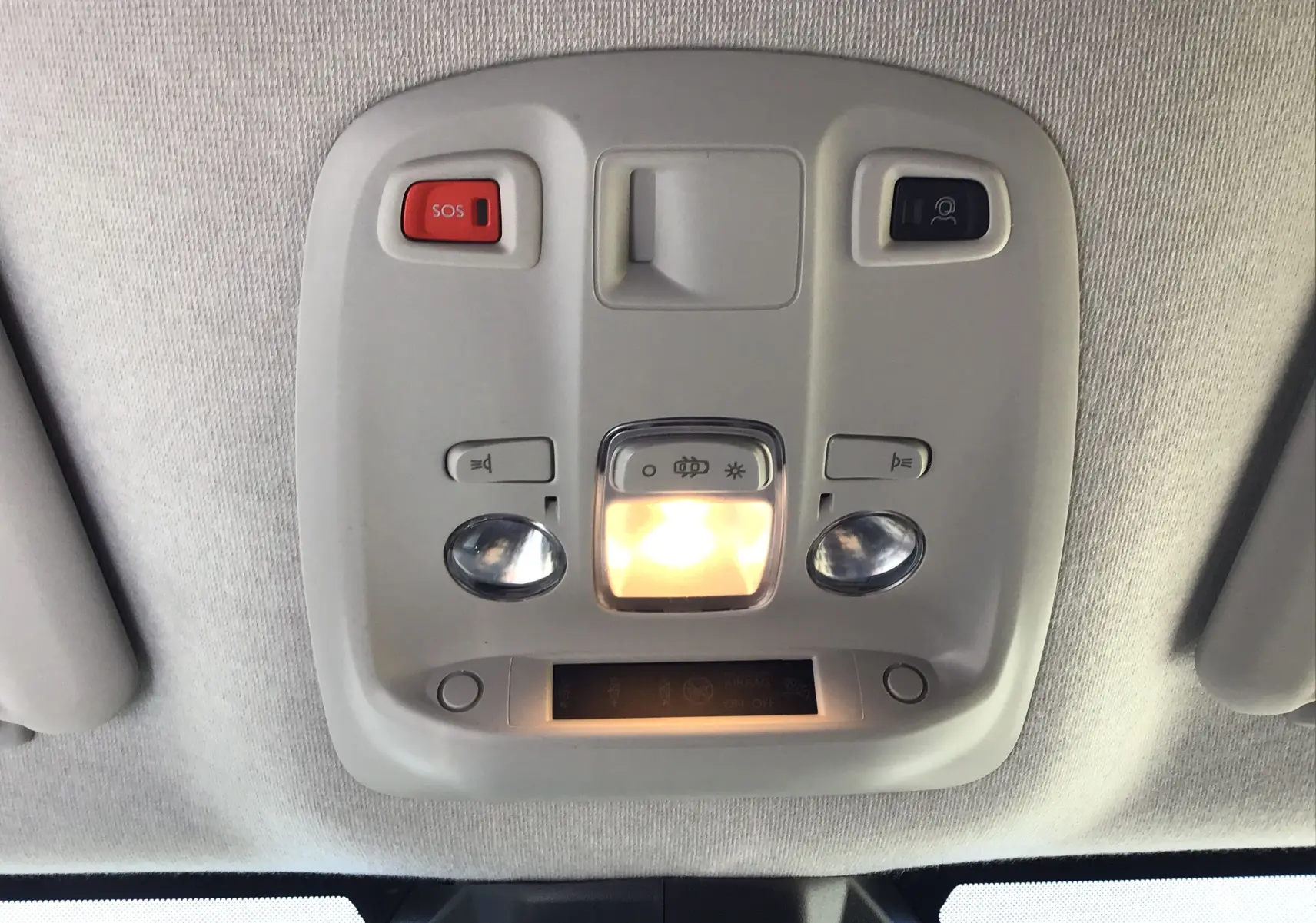 Plafonnier intérieur allumé avec boutons SOS et assistance, dans un Peugeot Expert Fourgon blanc 2025.