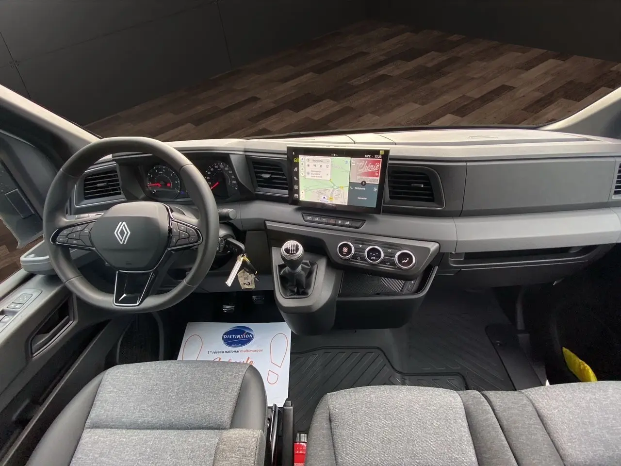 Vue intérieure avant du Renault Master 2025, tableau de bord gris avec écran tactile et volant multifonction.