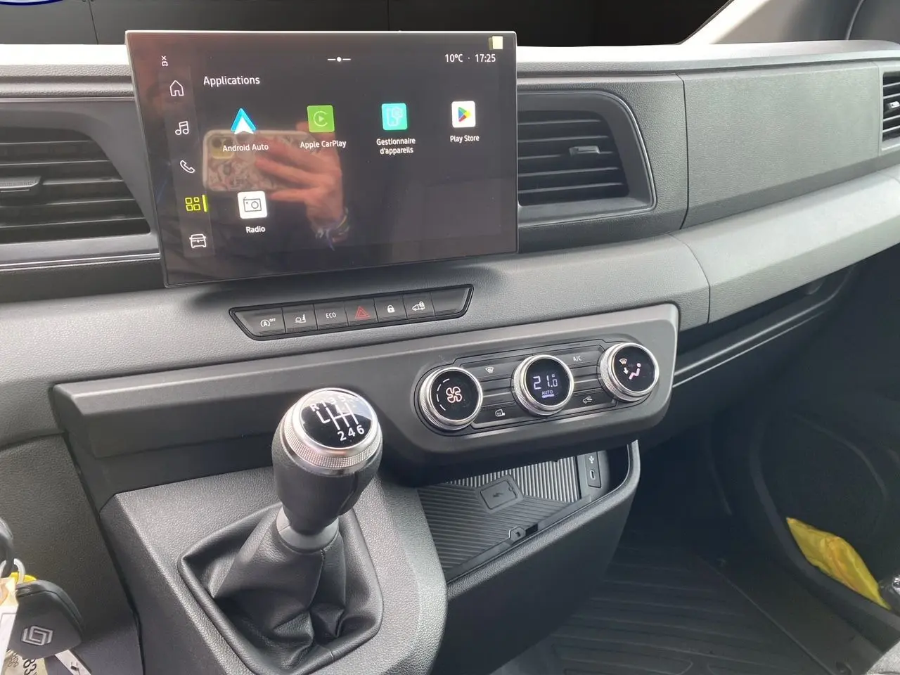 Vue intérieure du tableau de bord du Renault Master 2025 avec boîte manuelle, écran tactile et commandes de climatisation.