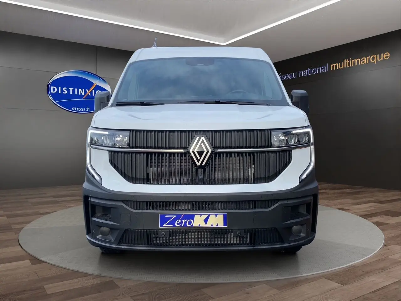 Vue frontale du Renault Master blanc 2025 avec calandre noire et logo Renault proéminent au centre.