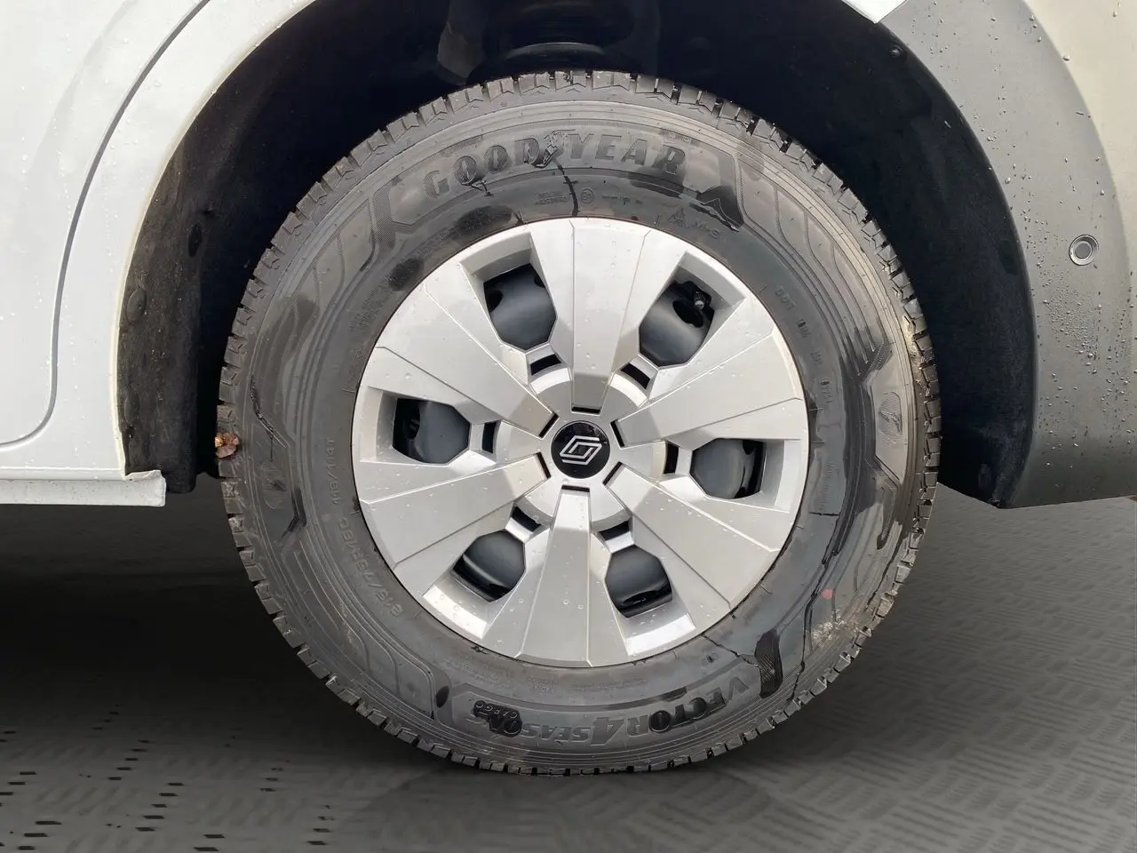 Gros plan sur la roue avant gauche blanche du Renault Master 2025 avec enjoliveur gris et pneu Goodyear.