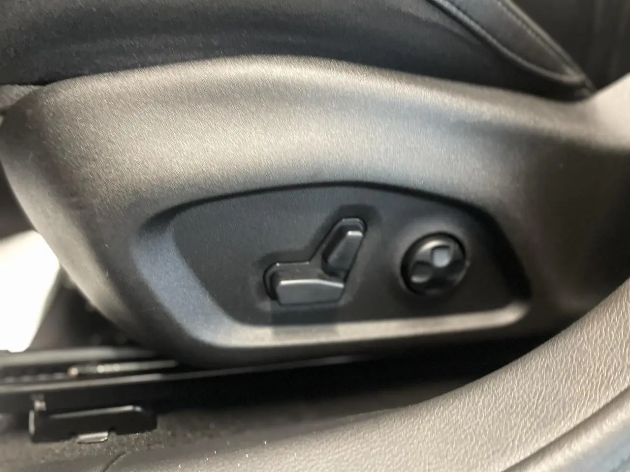 Gros plan sur les commandes électriques du siège passager noir du Jeep Compass Trailhawk gris foncé 2021.