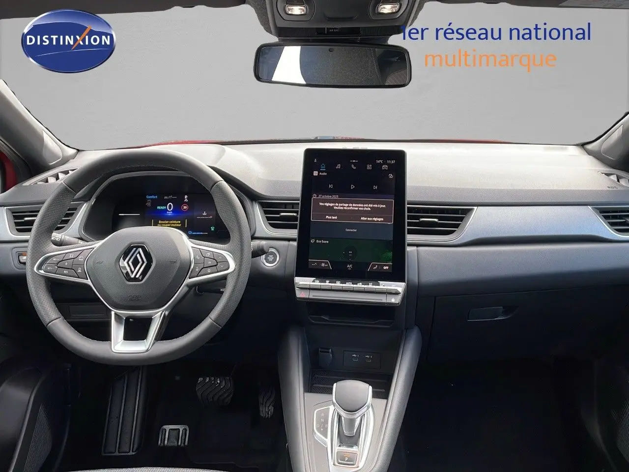 Intérieur avant du Renault Captur E-Tech hybride 2025, tableau de bord moderne avec écran tactile vertical et volant multifonction.