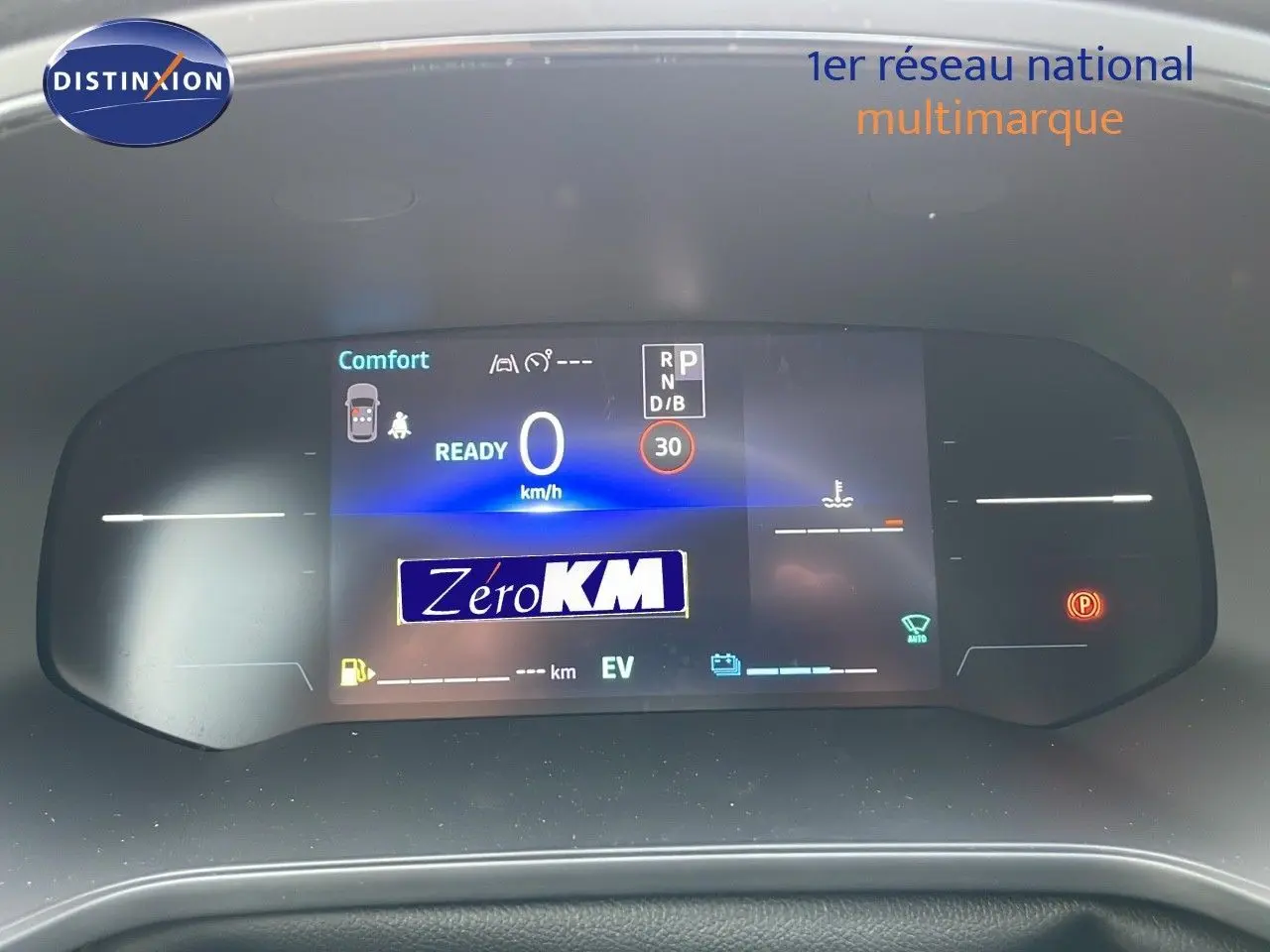 Tableau de bord numérique du Renault Captur E-Tech Hybrid 2025 affichant vitesse zéro et mode confort.