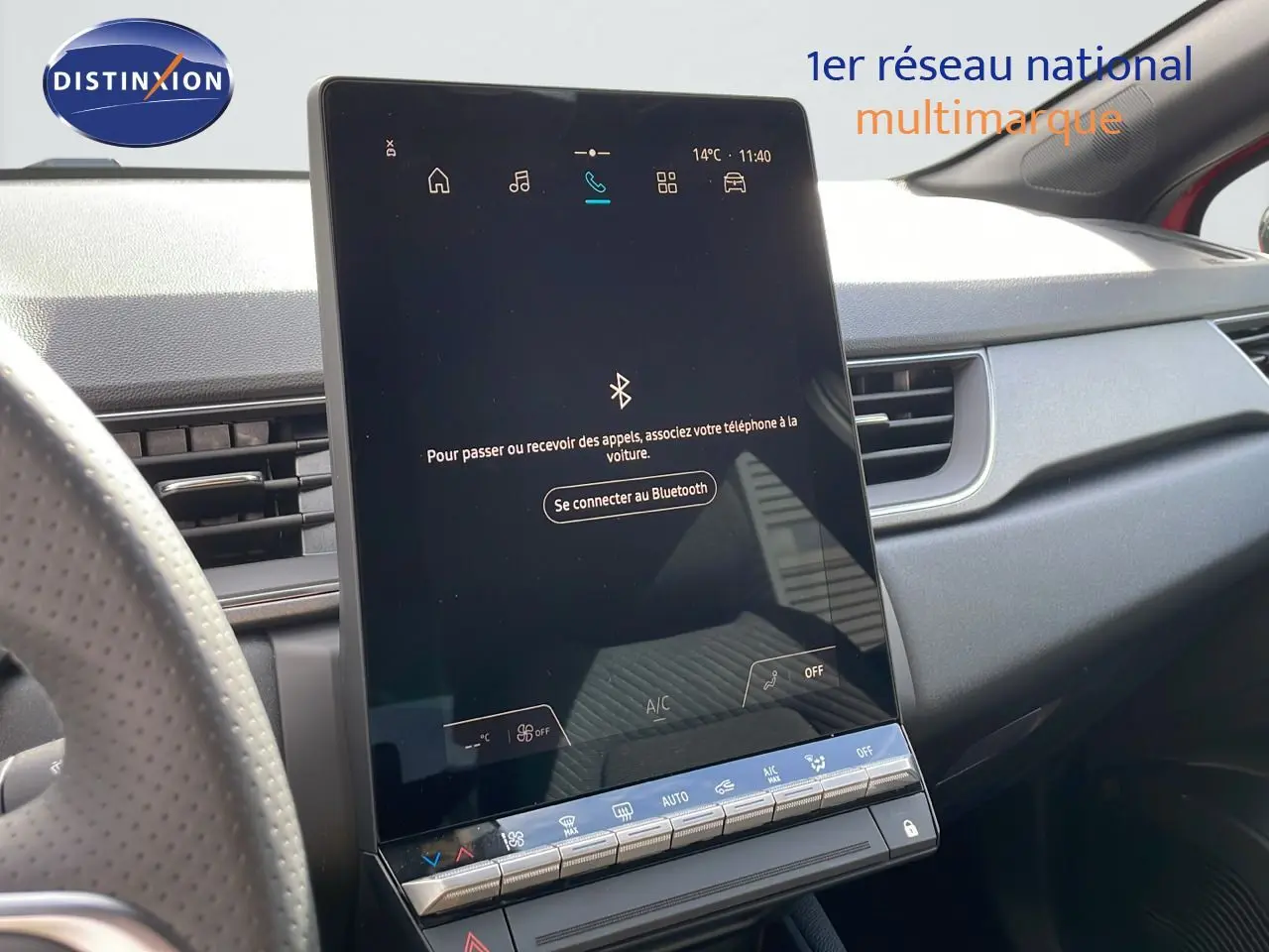 Intérieur du Renault Captur E-Tech 2025 montrant l'écran tactile central et la console de climatisation moderne.