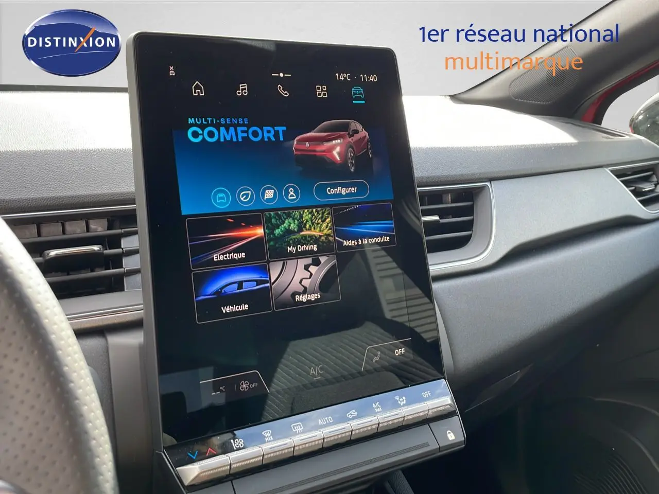 Écran tactile central du Renault Captur E-Tech hybride 2025, vue intérieure côté passager, tableau de bord gris.