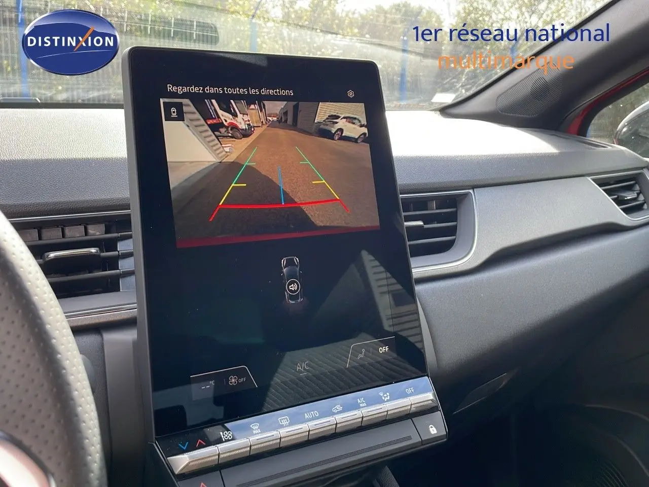 Vue intérieure du tableau de bord du Renault Captur E-Tech hybride 2025, écran tactile affichant la caméra de recul.