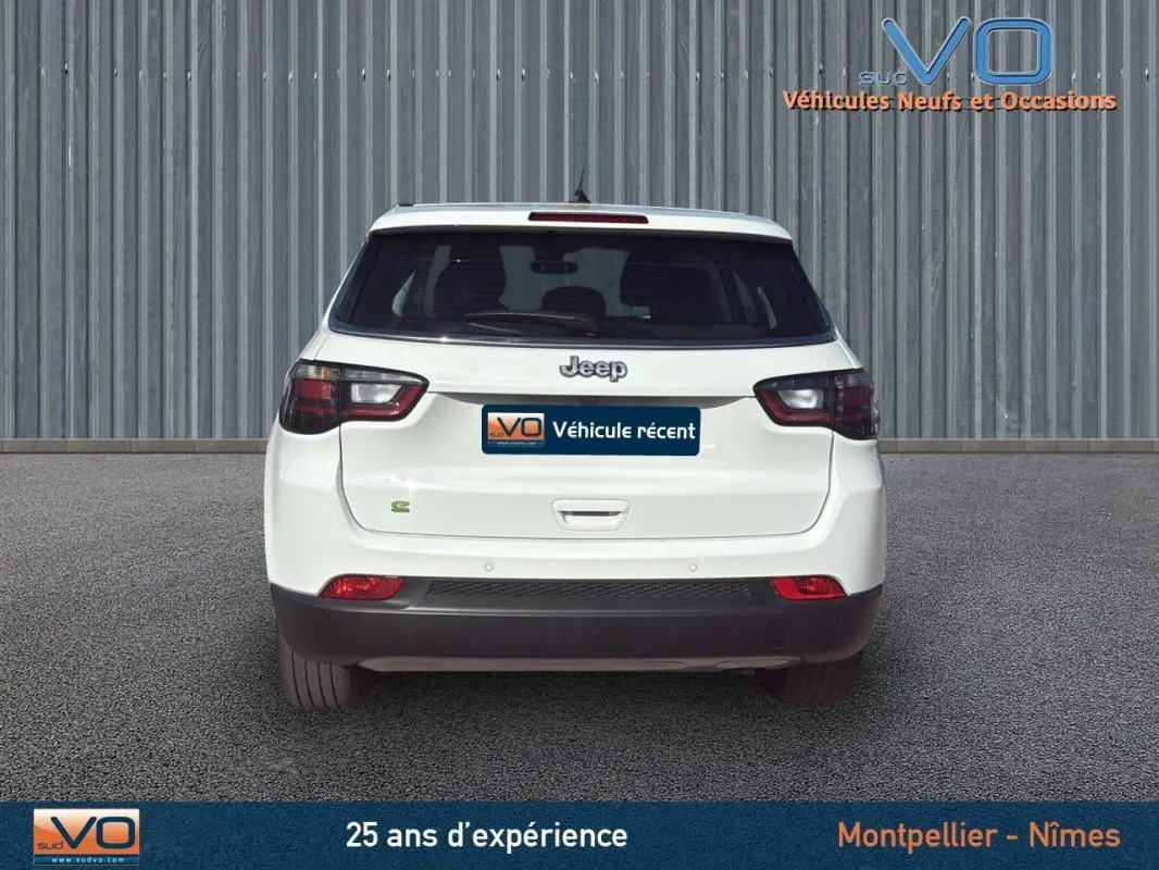 Vue arrière du Jeep Compass blanc 2024 avec feux arrière LED et logo Jeep bien visible.