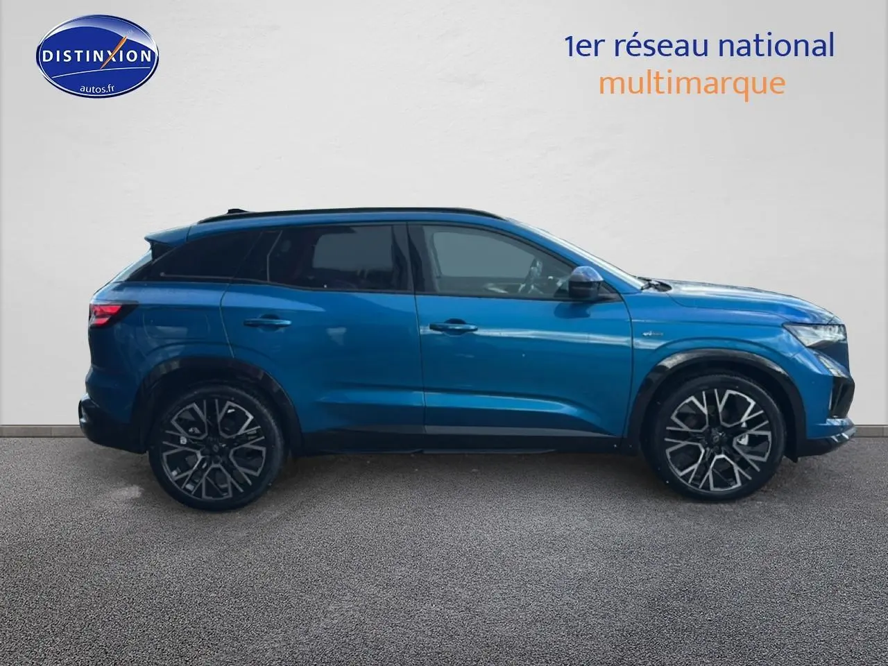 Profil côté gauche du Renault Austral bleu 2026 avec jantes alliage 20 pouces et toit noir.