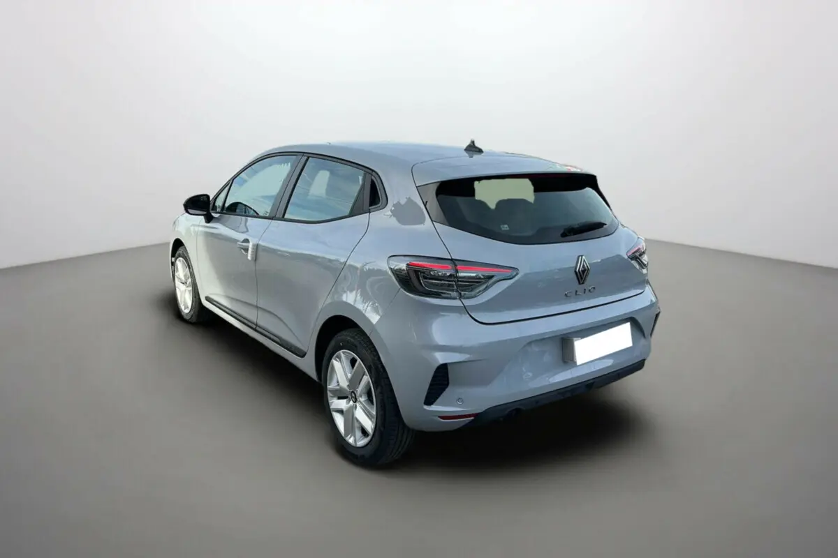 Renault Clio DCI 100 Evolution gris rafale vue 3/4 arrière droit avec feux LED et jantes alliage.