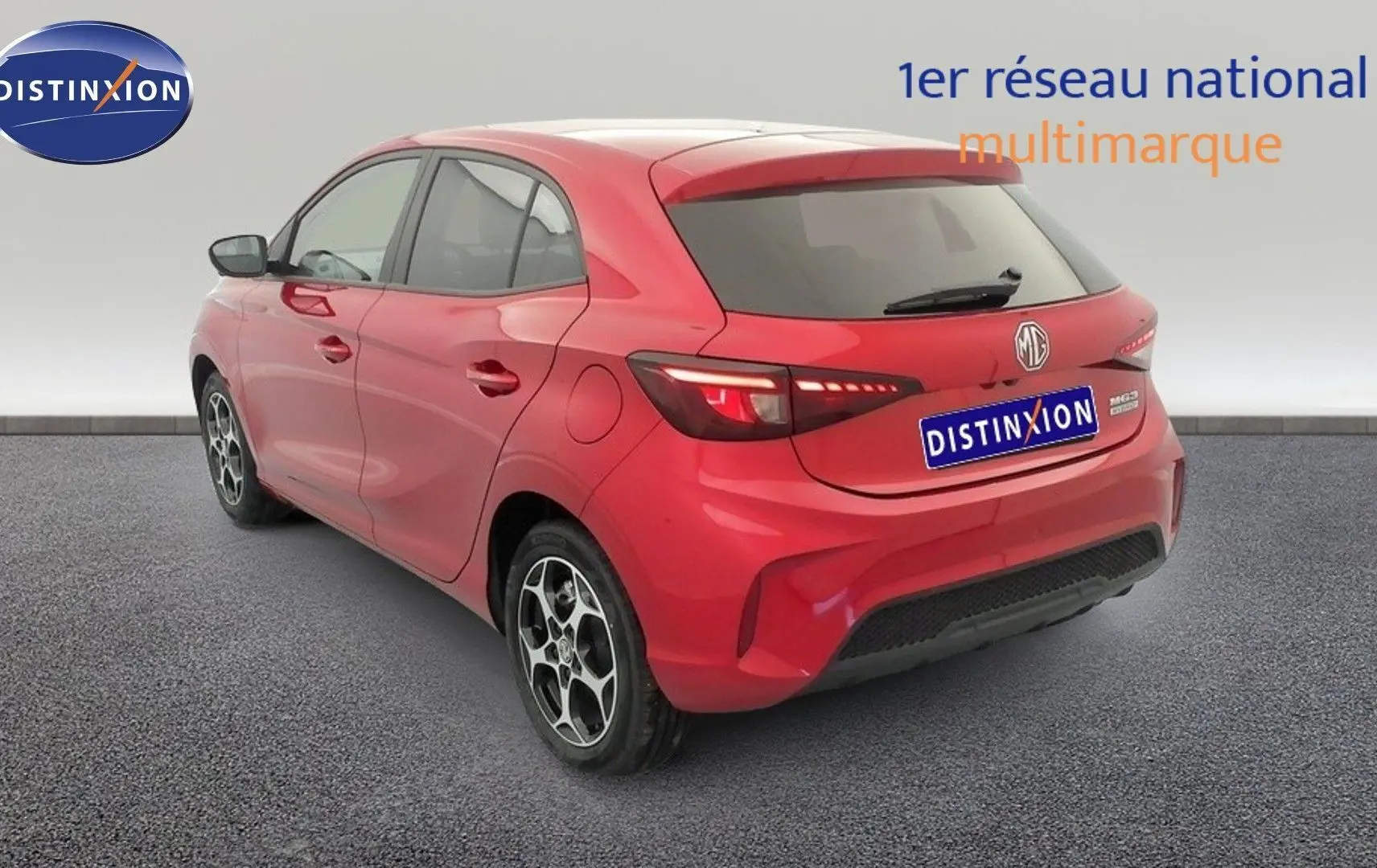 Vue 3/4 arrière droite de la MG3 1.5 Hybrid+ 195 Luxury rouge Diamond avec feux LED et jantes alliage.