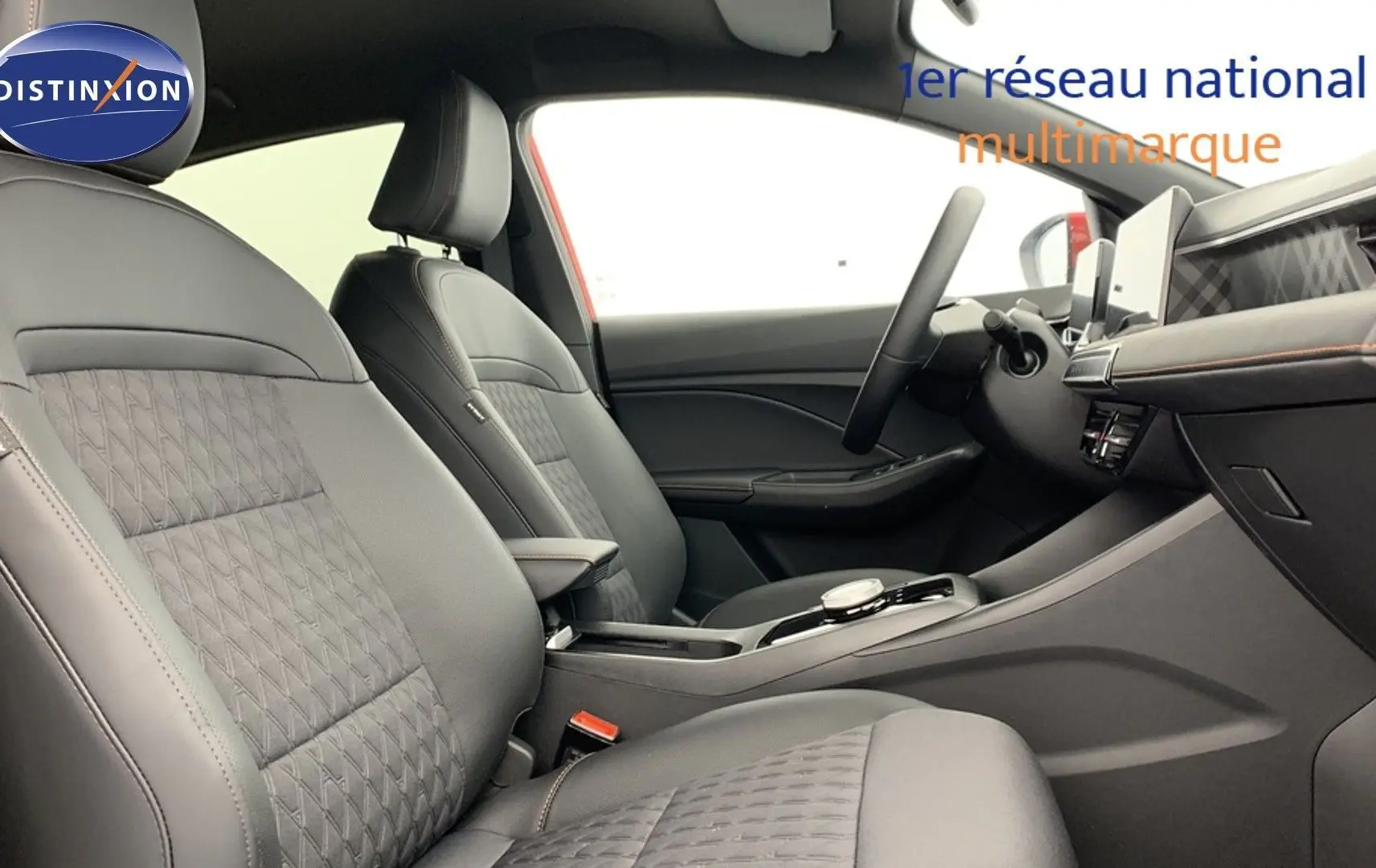 Vue intérieure côté droit du poste de conduite de la MG3 1.5 Hybrid+ 195 Luxury avec sellerie cuir noire et tableau de bord moderne.