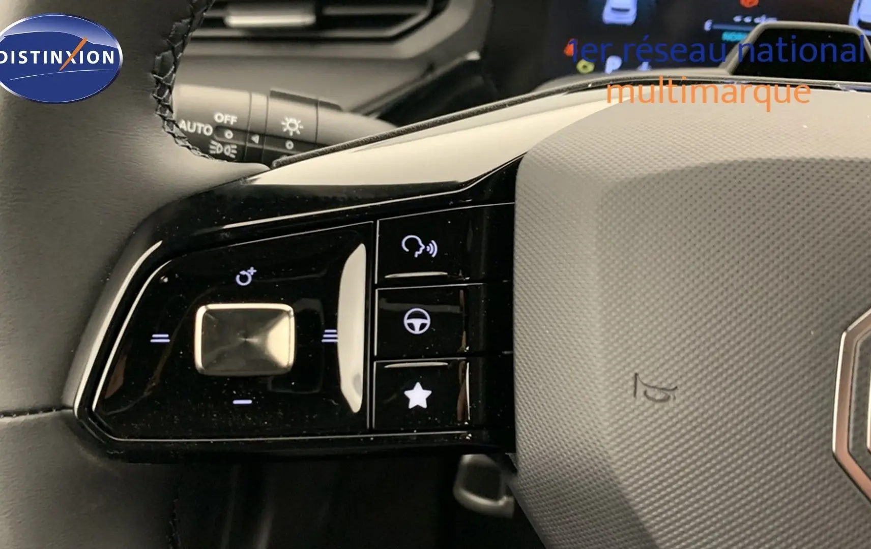 Gros plan sur les commandes tactiles noires du volant gris de la MG3 1.5 Hybrid+ 195 Luxury, intérieur moderne.