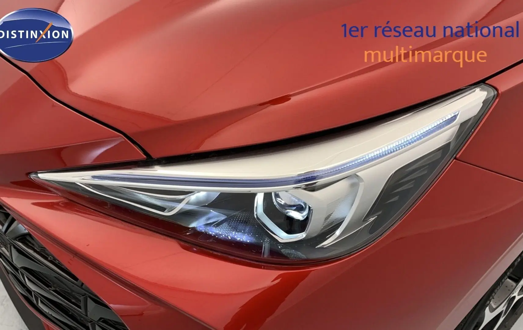 Gros plan sur le phare avant droit d’une MG3 1.5 Hybrid+ 195 Luxury rouge Diamond, mettant en valeur la finition moderne.