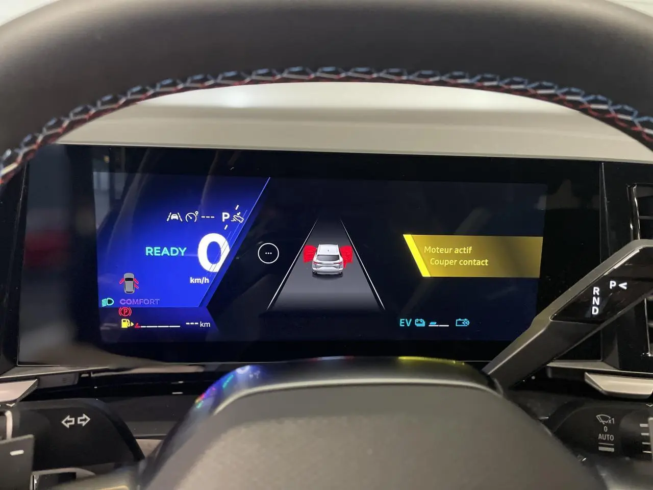 Tableau de bord numérique du Renault Austral 2025, affichage de conduite et aide à la sécurité en vue frontale.