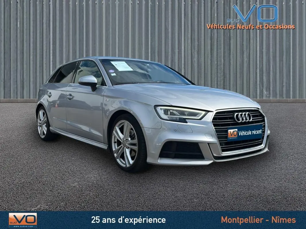 Audi A3 Sportback gris clair vue 3/4 avant droit avec phares LED et jantes alliage S line