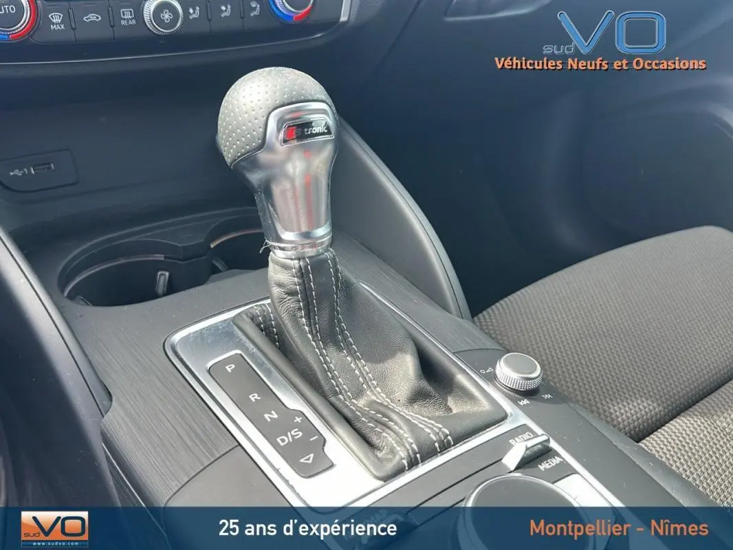 Le levier de vitesse S tronic de l'Audi A3 Sportback 1.5 TFSI gris clair, vue rapprochée de la console centrale.