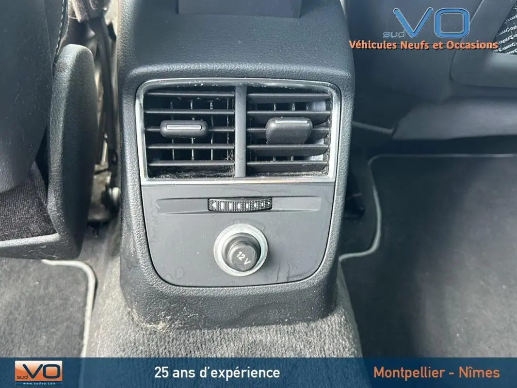 Gros plan sur la prise 12V et les aérateurs arrière du coffre d'une Audi A3 Sportback gris clair 2018.