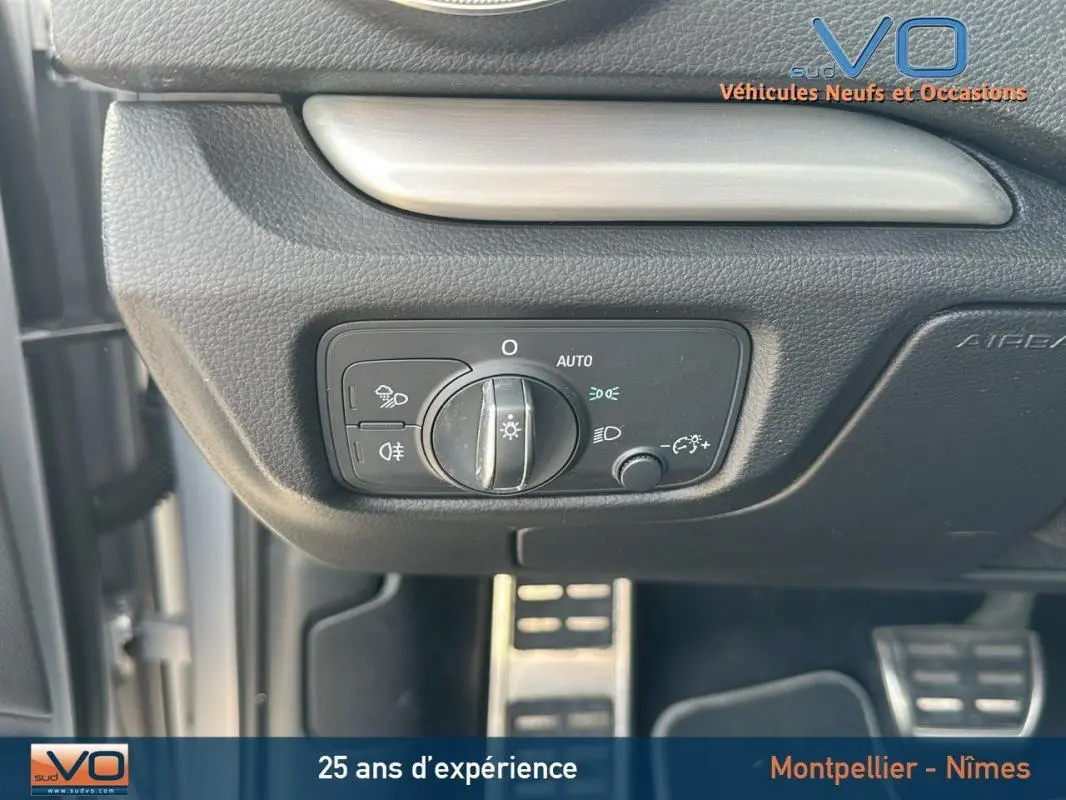 Commande des phares avec réglage automatique sur tableau de bord noir d'Audi A3 Sportback gris clair, vue intérieure côté gauche.